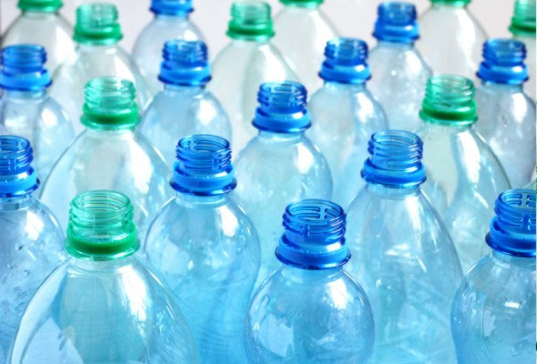 Opnieuw gebruiken van plastic flesjes is slecht